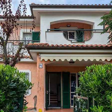With Private Garden A Stone's Throw From The Sea Porto Recanati