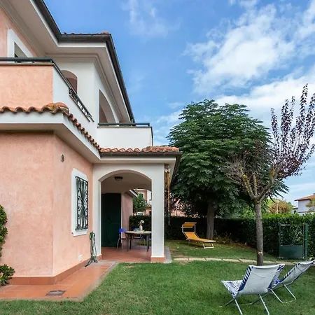 With Private Garden A Stone's Throw From The Sea Feriehus Porto Recanati